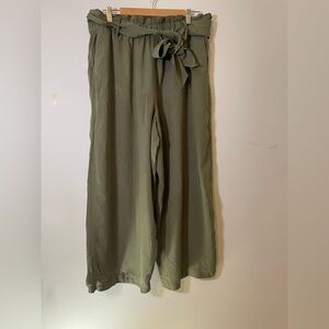 Elegant Olive Women's Cropped Trousers